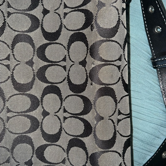 This Coach Signature hobo bag is the perfect accessory for any casual occasion. - Picture 5 of 8